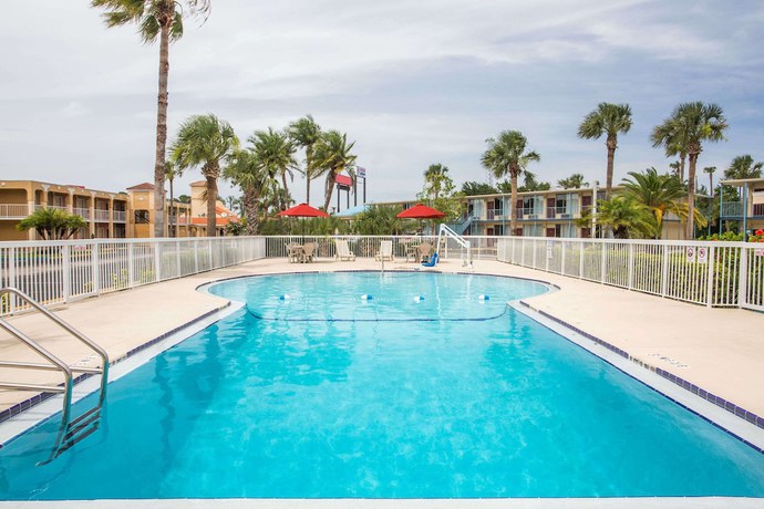 Imagen de la piscina del Hotel Days Inn by Wyndham Ormond Beach. Foto 20