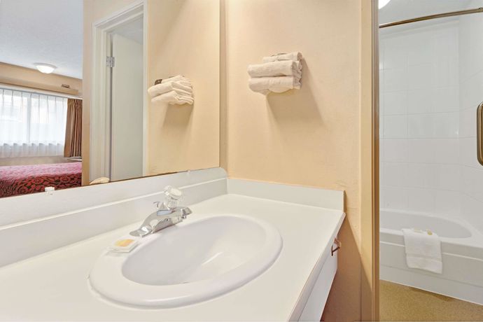 Imagen de la habitación del Hotel Days Inn by Wyndham Overland Park/Metcalf/Convention Center. Foto 18