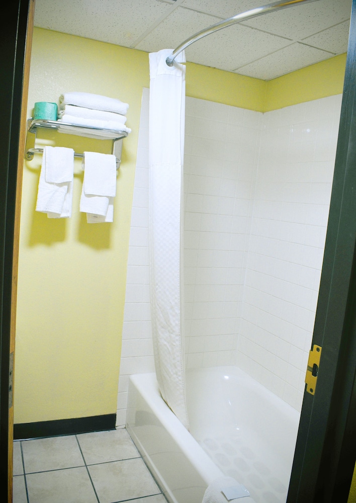 Imagen de la habitación del Hotel Days Inn by Wyndham Park City Kansas. Foto 10