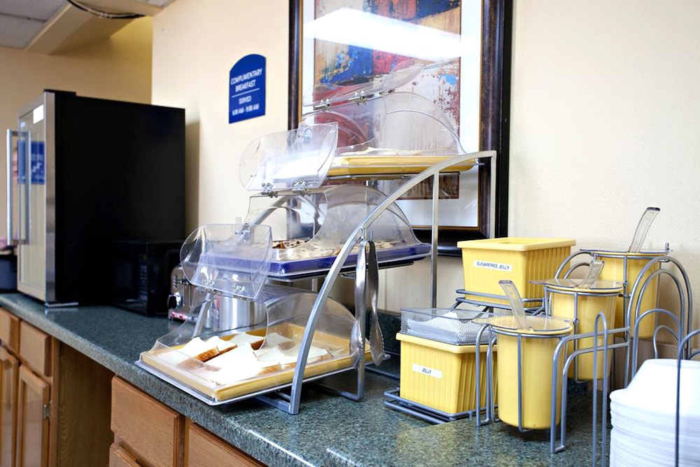 Imagen del bar/restaurante del Hotel Days Inn by Wyndham Park City Kansas. Foto 2