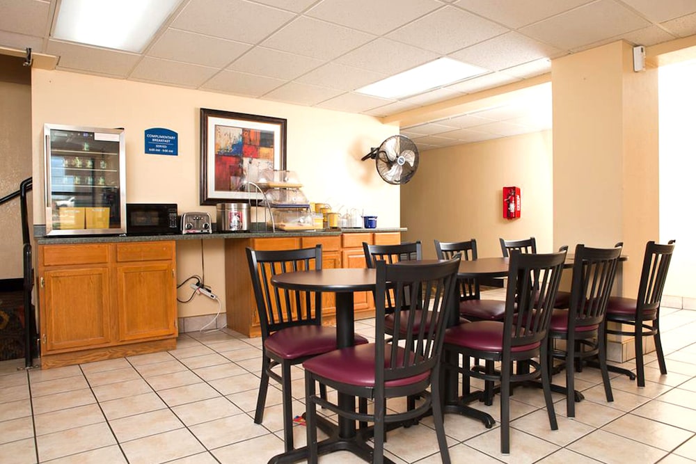 Imagen del bar/restaurante del Hotel Days Inn by Wyndham Park City Kansas. Foto 3