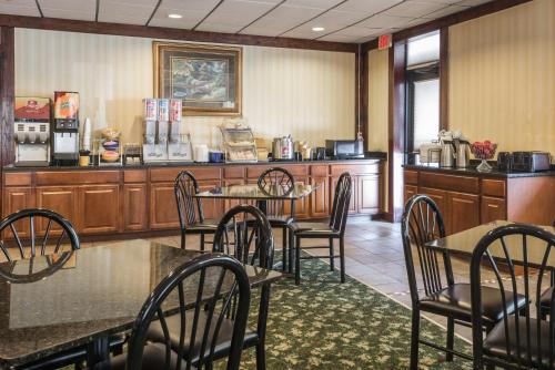 Imagen del bar/restaurante del Hotel Days Inn by Wyndham Pittsburgh. Foto 4