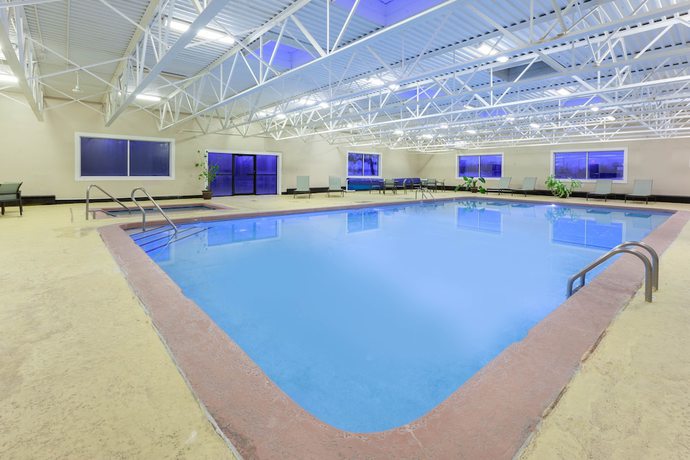 Imagen de la piscina del Hotel Days Inn by Wyndham Plattsburgh. Foto 16