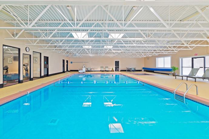 Imagen de la piscina del Hotel Days Inn by Wyndham Plattsburgh. Foto 17