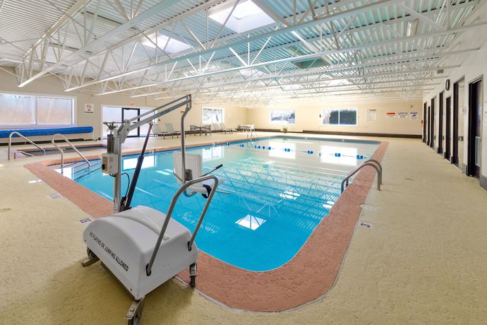 Imagen de la piscina del Hotel Days Inn by Wyndham Plattsburgh. Foto 18