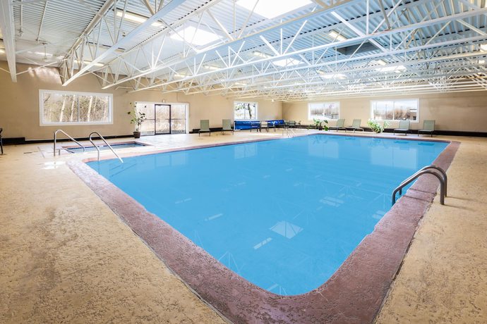 Imagen de la piscina del Hotel Days Inn by Wyndham Plattsburgh. Foto 19
