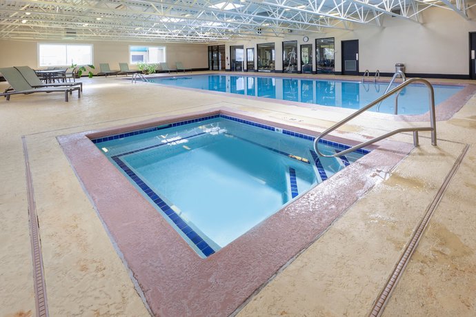 Imagen de la piscina del Hotel Days Inn by Wyndham Plattsburgh. Foto 20