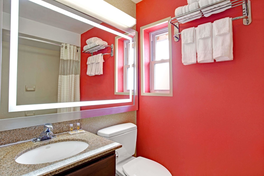 Imagen de la habitación del Hotel Days Inn by Wyndham Ridgefield NJ. Foto 10