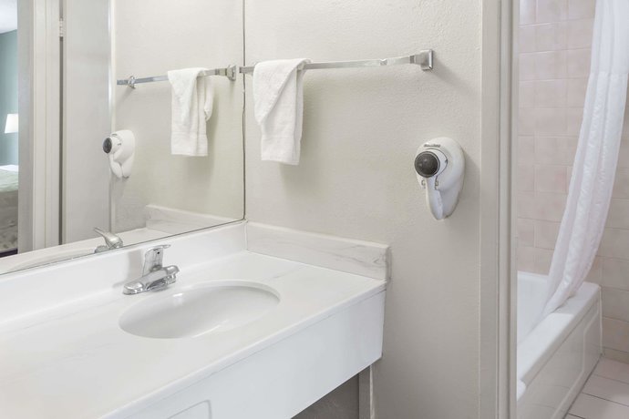 Imagen de la habitación del Hotel Days Inn by Wyndham San Bernardino. Foto 5