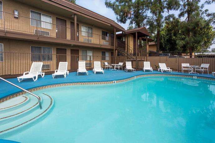 Imagen de la piscina del Hotel Days Inn by Wyndham San Bernardino. Foto 14