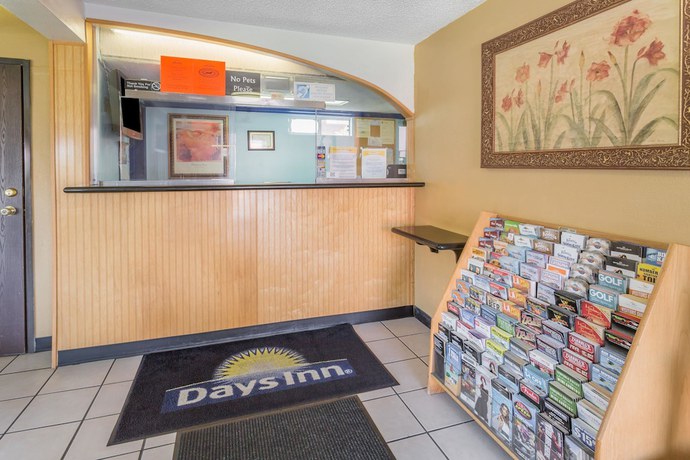Imagen de los interiores del Hotel Days Inn by Wyndham San Bernardino. Foto 12