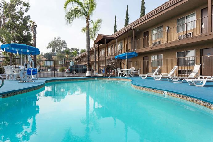 Imagen de la piscina del Hotel Days Inn by Wyndham San Bernardino. Foto 15