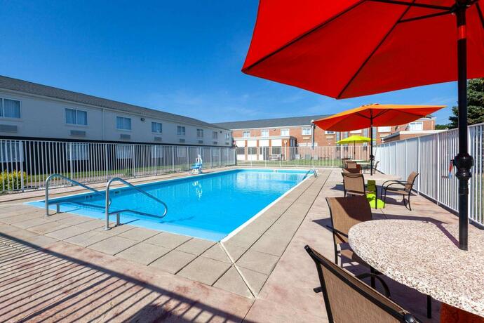 Imagen de la piscina del Hotel Days Inn by Wyndham Sandusky Cedar Point. Foto 31