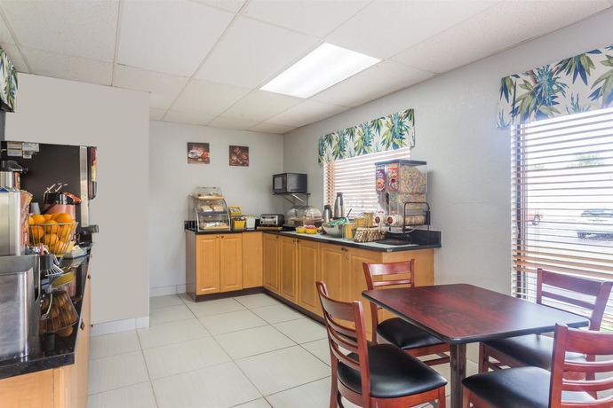 Imagen del bar/restaurante del Hotel Days Inn by Wyndham Sarasota I-75. Foto 3