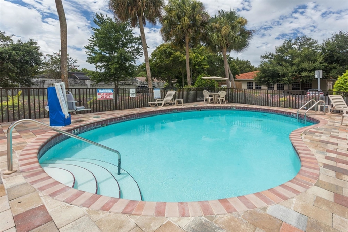 Imagen de la piscina del Hotel Days Inn by Wyndham Sarasota I-75. Foto 16