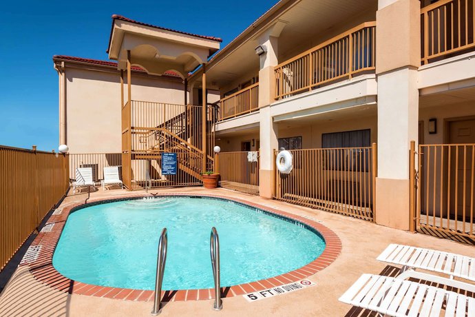 Imagen de la piscina del Hotel Days Inn by Wyndham Seaworld/Lackland AFB. Foto 20