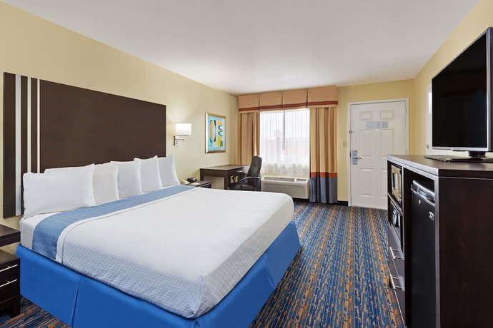Imagen de la habitación del Hotel Days Inn by Wyndham Seaworld/Lackland AFB. Foto 7