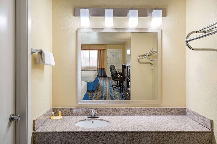 Imagen de la habitación del Hotel Days Inn by Wyndham Seaworld/Lackland AFB. Foto 8