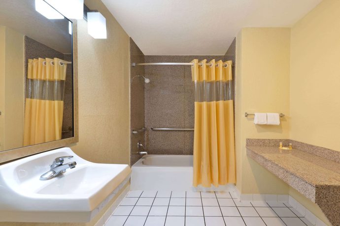 Imagen de la habitación del Hotel Days Inn by Wyndham Seaworld/Lackland AFB. Foto 13
