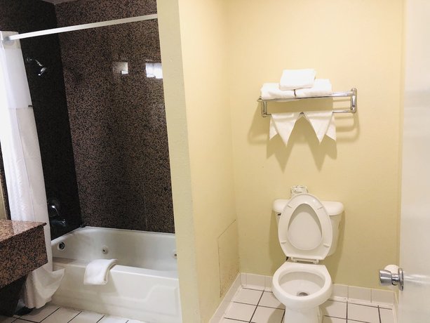 Imagen de la habitación del Hotel Days Inn by Wyndham Seaworld/Lackland AFB. Foto 15