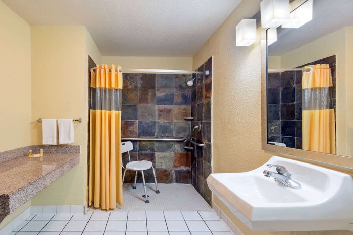 Imagen de la habitación del Hotel Days Inn by Wyndham Seaworld/Lackland AFB. Foto 16