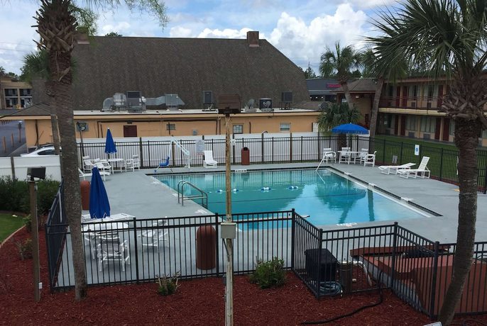 Imagen de la piscina del Hotel Days Inn by Wyndham St Augustine I-95-Outlet Mall. Foto 19