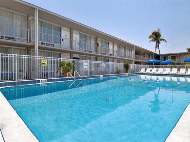 Imagen de la piscina del Hotel Days Inn by Wyndham Stuart, FL. Foto 16