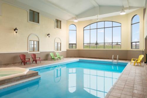 Imagen de la piscina del Hotel Days Inn by Wyndham Swift Current. Foto 13