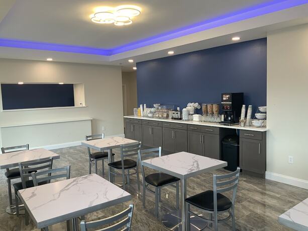 Imagen del bar/restaurante del Hotel Days Inn by Wyndham Troy IL. Foto 11