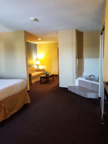 Imagen de la habitación del Hotel Days Inn by Wyndham Tulsa Central. Foto 3