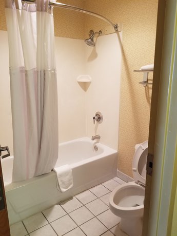 Imagen de la habitación del Hotel Days Inn by Wyndham Tulsa Central. Foto 6