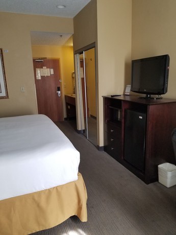 Imagen de la habitación del Hotel Days Inn by Wyndham Tulsa Central. Foto 9