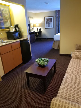 Imagen de la habitación del Hotel Days Inn by Wyndham Tulsa Central. Foto 11