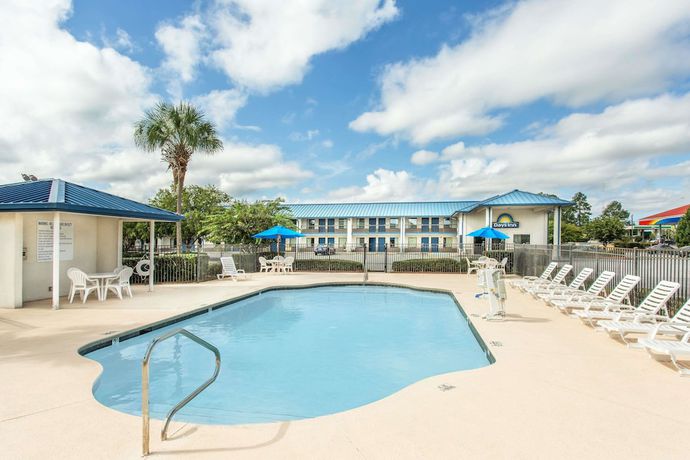 Imagen de la piscina del Hotel Days Inn by Wyndham Valdosta I-75. Foto 17
