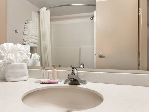 Imagen de la habitación del Hotel Days Inn by Wyndham Victoria Airport Sidney. Foto 4