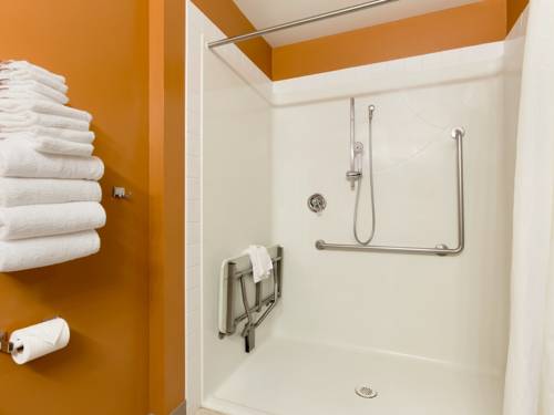 Imagen de la habitación del Hotel Days Inn by Wyndham Victoria Airport Sidney. Foto 14