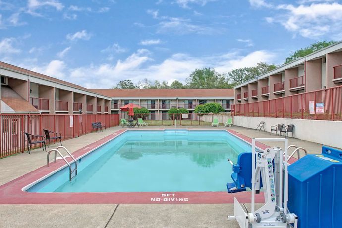Imagen de la piscina del Hotel Days Inn by Wyndham Washington Pennsylvania. Foto 16