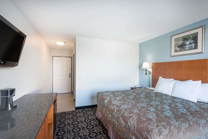 Imagen de la habitación del Hotel Days Inn by Wyndham Watertown Fort Drum. Foto 8
