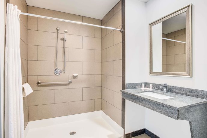 Imagen de la habitación del Hotel Days Inn by Wyndham Watertown Fort Drum. Foto 10