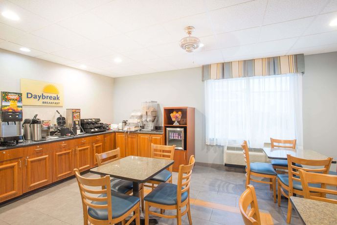 Imagen del bar/restaurante del Hotel Days Inn by Wyndham Watertown Fort Drum. Foto 2