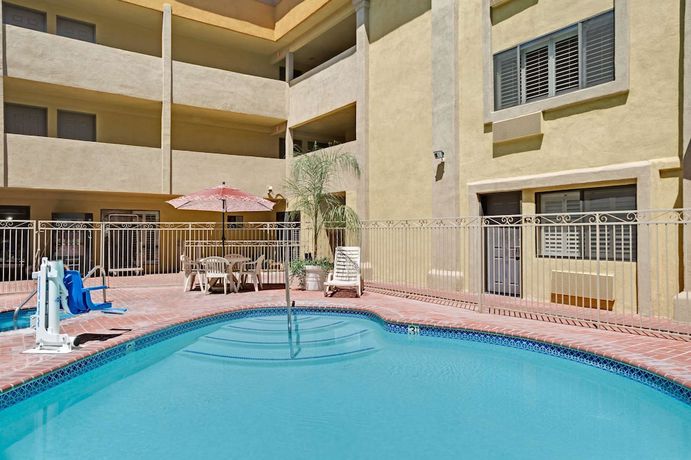 Imagen de la piscina del Hotel Days Inn by Wyndham West Covina. Foto 17
