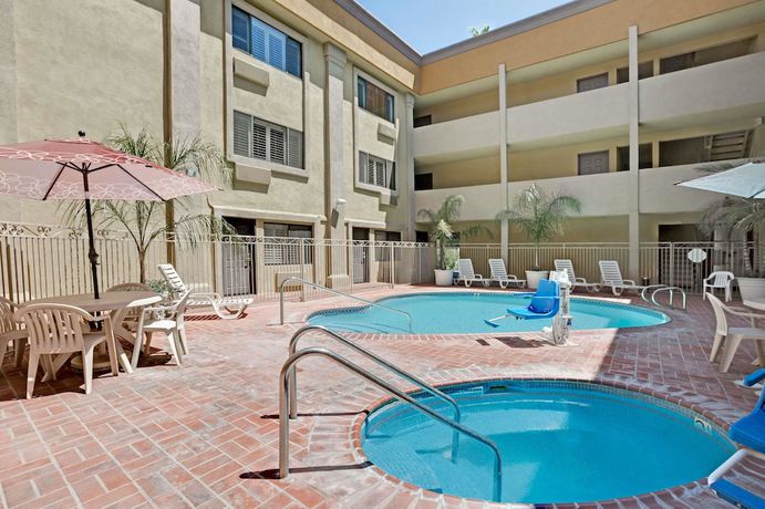 Imagen de la piscina del Hotel Days Inn by Wyndham West Covina. Foto 18