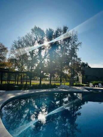 Imagen de la piscina del Hotel Days Inn by Wyndham Zarate. Foto 15