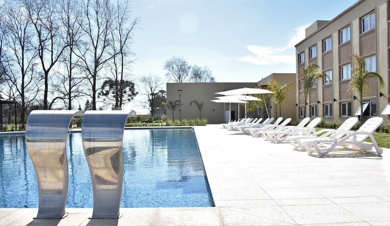 Imagen de la piscina del Hotel Days Inn by Wyndham Zarate. Foto 16