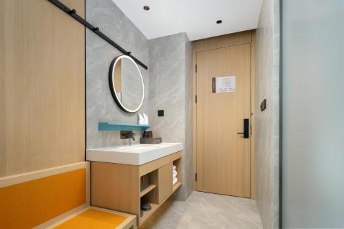 Imagen de la habitación del Hotel Days Inn by Wyndham Zhuhai Gongbei Port. Foto 18