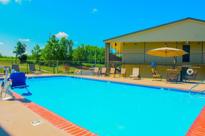 Imagen de la piscina del Hotel Days Inn y Suites by Wyndham Athens, Alabama. Foto 20