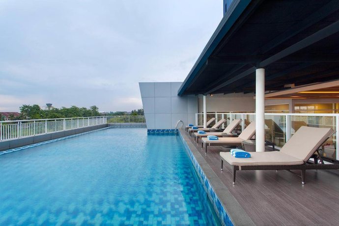 Imagen de la piscina del Hotel Days and Suites By Wyndham Jakarta Airport. Foto 19