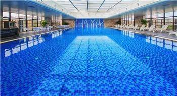Imagen de la piscina del Hotel Days and Suites Sichuan Jiangyou. Foto 14
