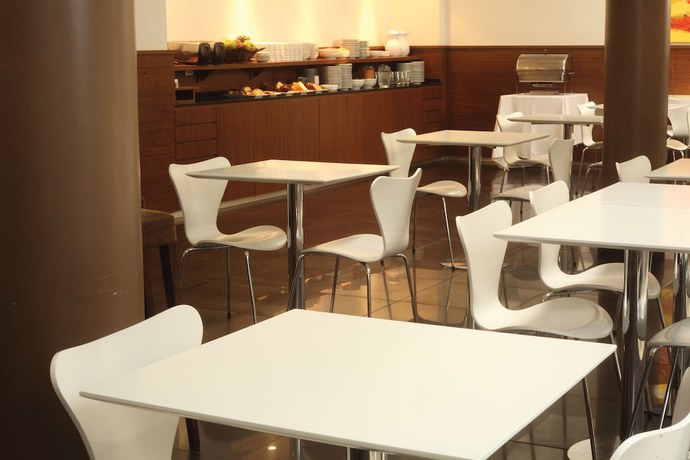 Imagen del bar/restaurante del Hotel Dazzler By Wyndham Buenos Aires Maipu. Foto 2