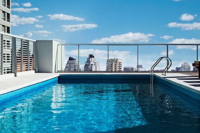 Imagen de la piscina del Hotel Dazzler By Wyndham Buenos Aires Polo. Foto 20